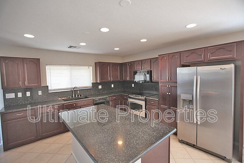 11770 W Apache St - Photo 3 of 21