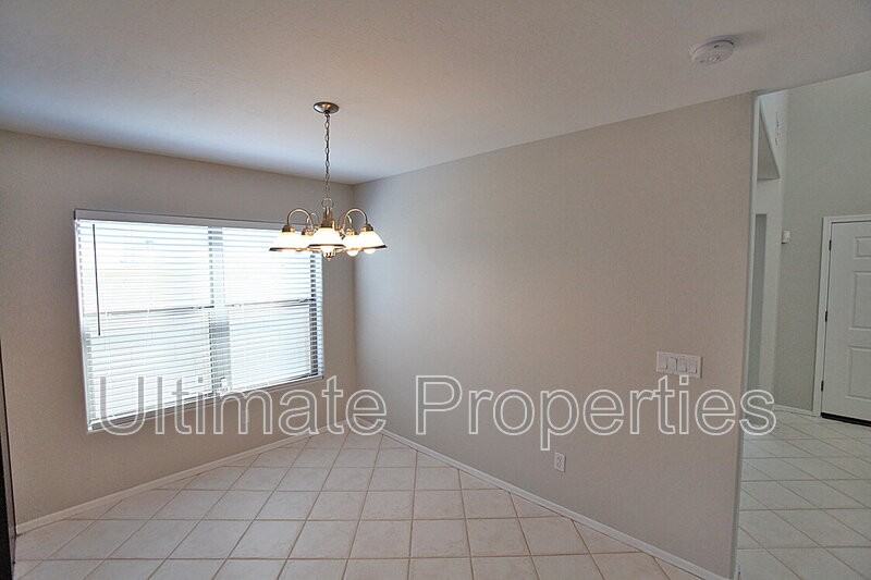 11770 W Apache St - Photo 4 of 21