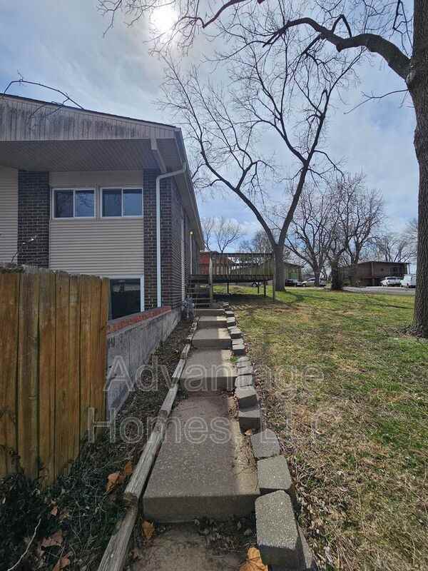 9307 W 83rd St - Photo 3 of 35