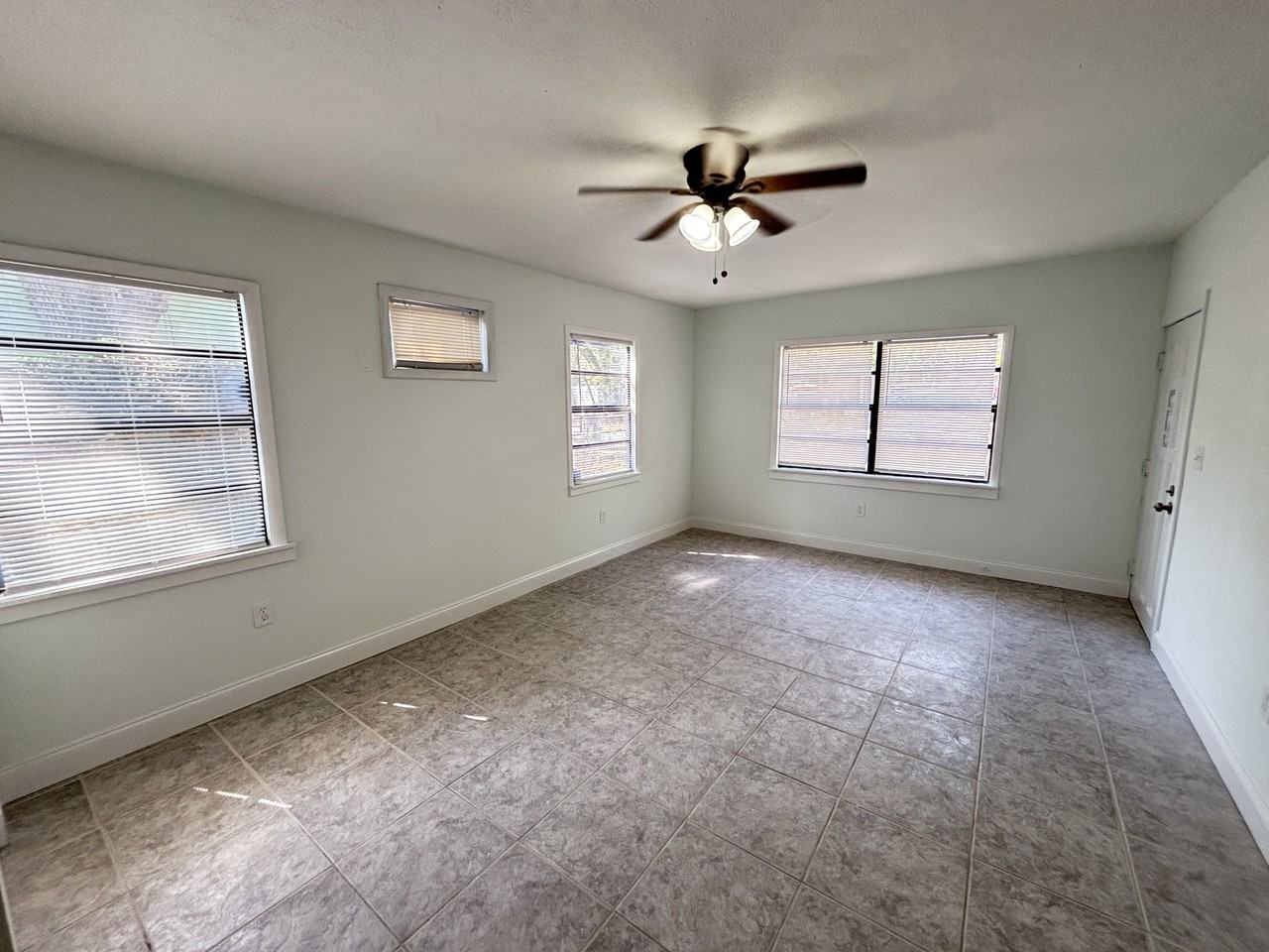 10113 N 10th St - Photo 3 of 21