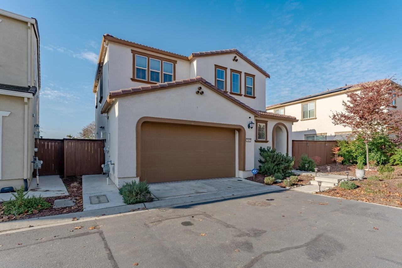 3815 Po River Way - Photo 2 of 33