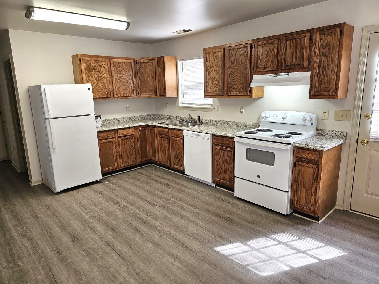 809 Roger St - Photo 4 of 18