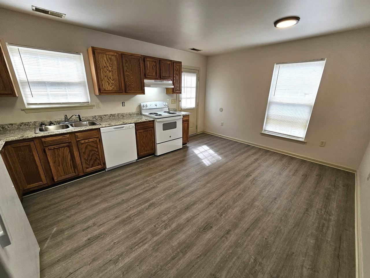 809 Roger St - Photo 5 of 18