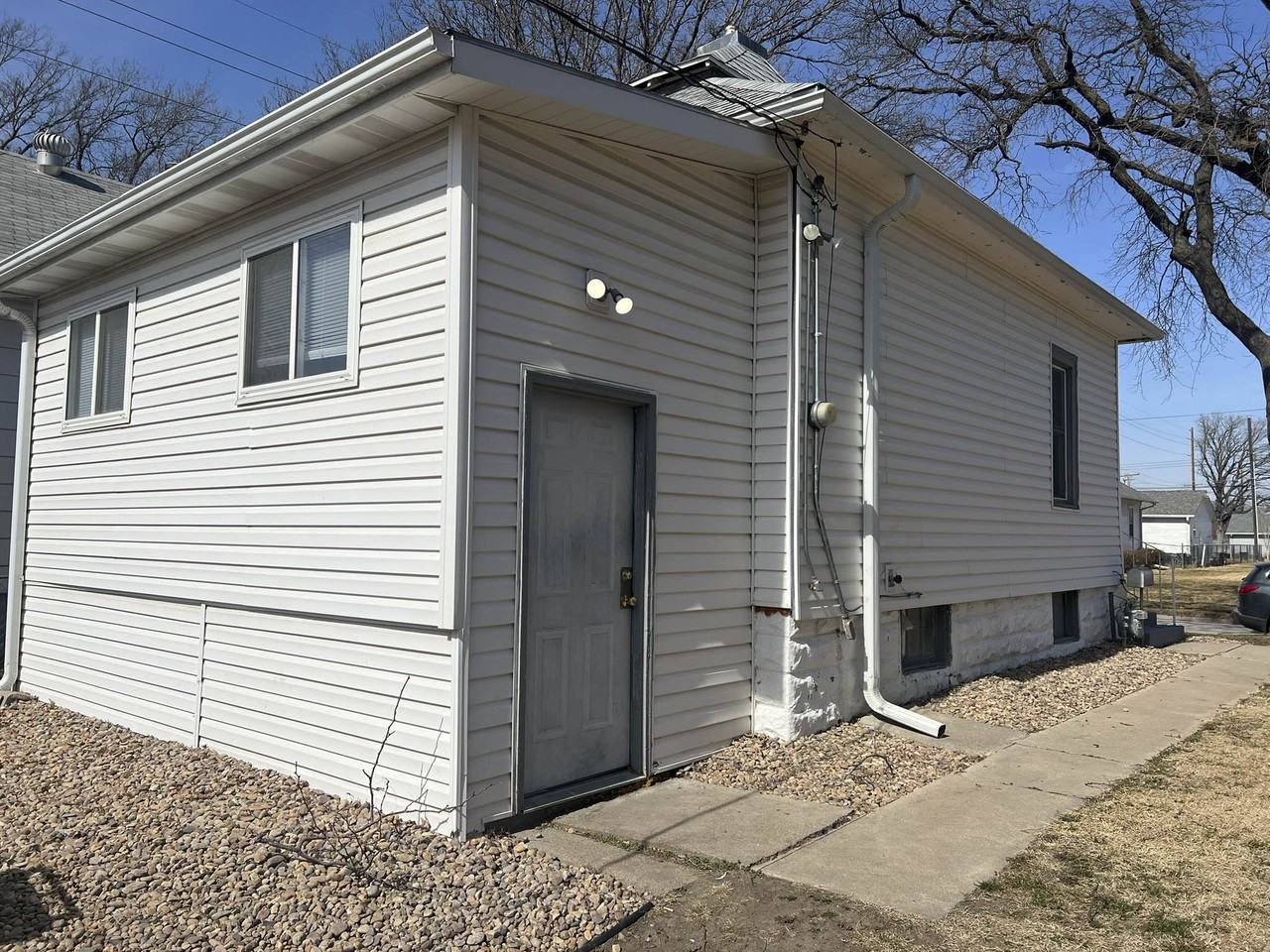1205 Claremont St - Photo 2 of 16