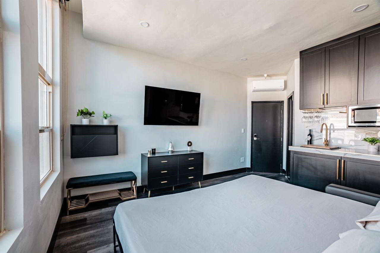 421 E Street - Photo 4 of 50