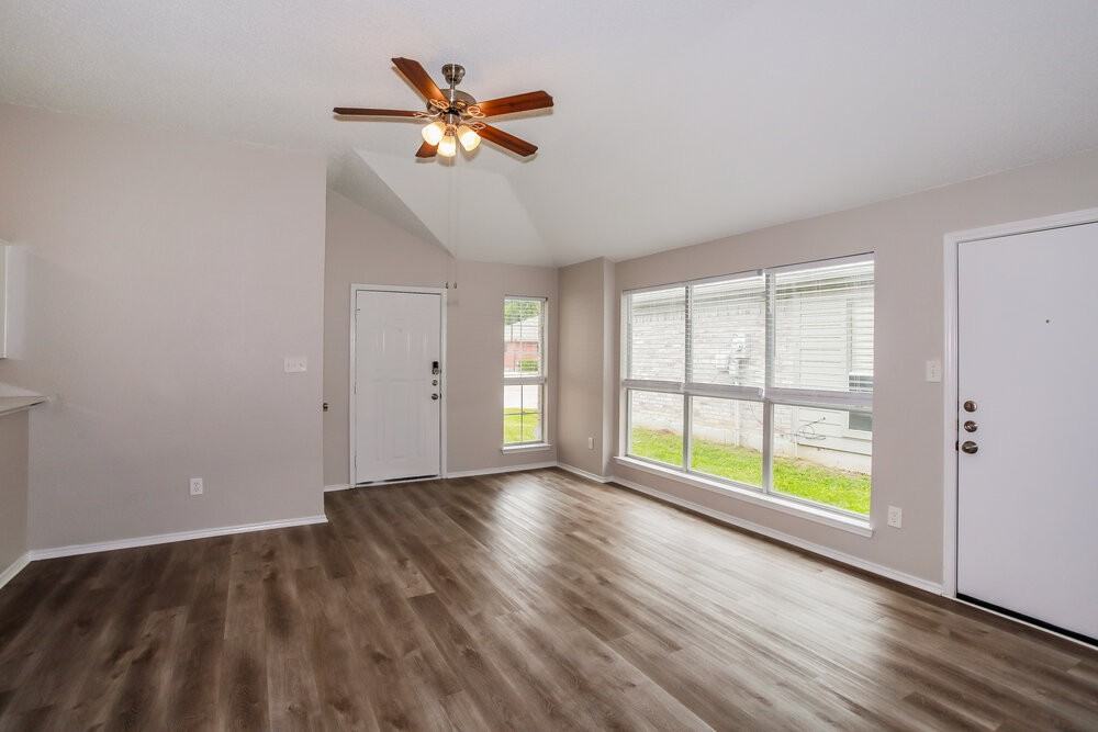 10529 Flamewood Dr - Photo 3 of 16