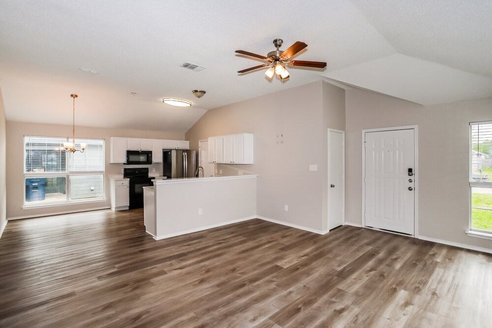 10529 Flamewood Dr - Photo 4 of 16