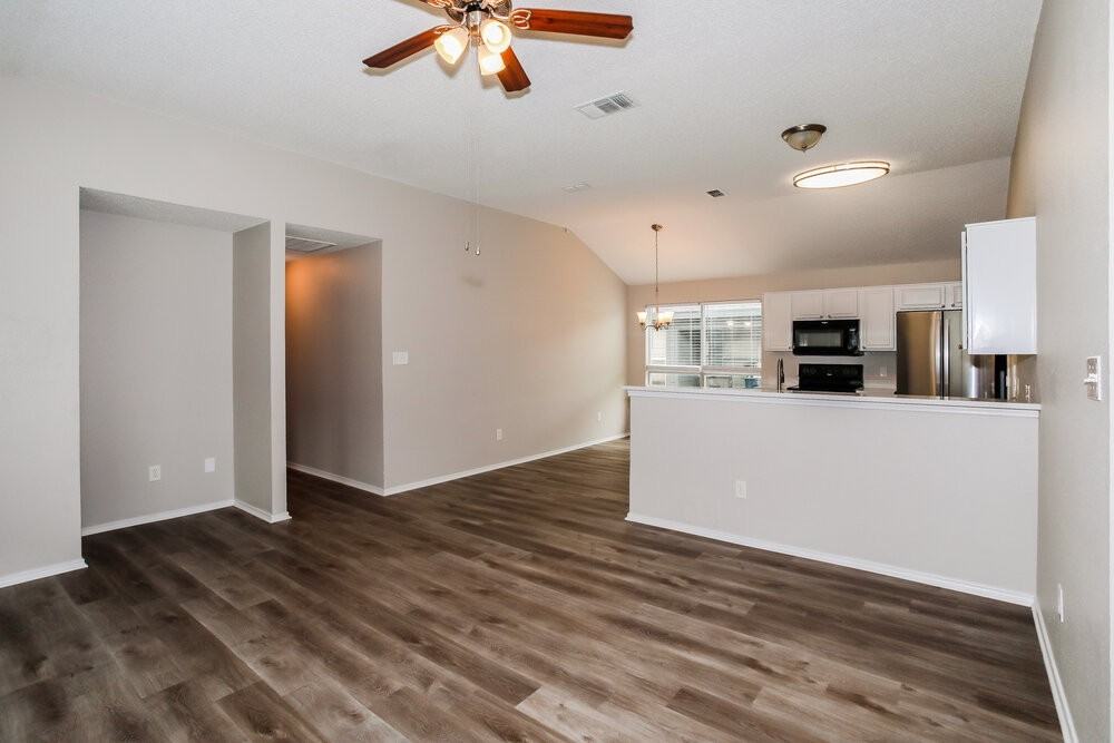 10529 Flamewood Dr - Photo 5 of 16