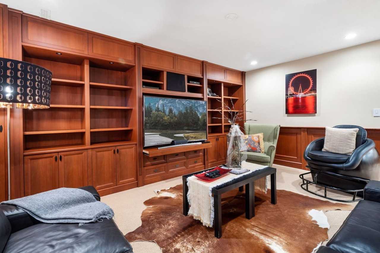 935 Sauve Crt #1051854P - Photo 4 of 50