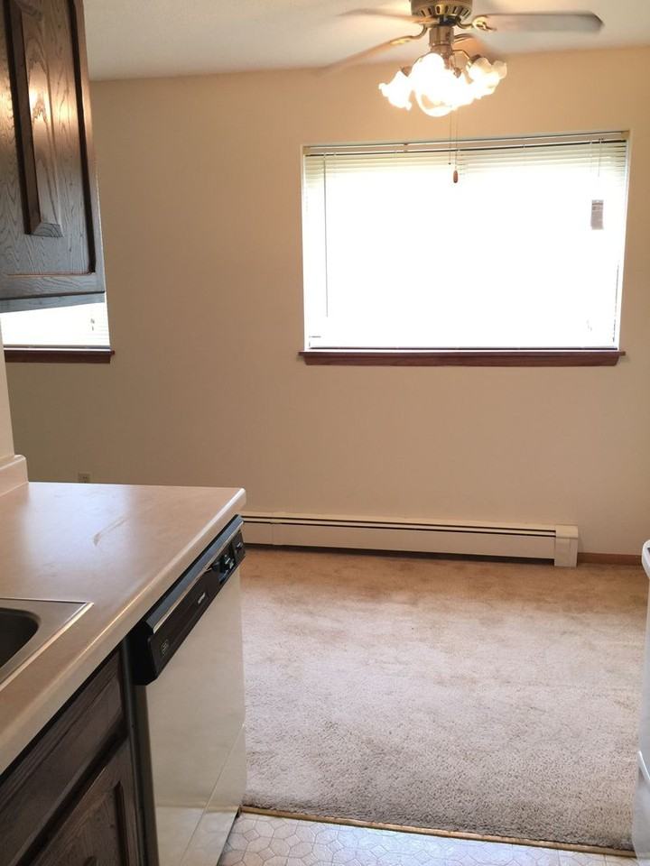 1725 Kenwood Ave - Photo 4 of 15