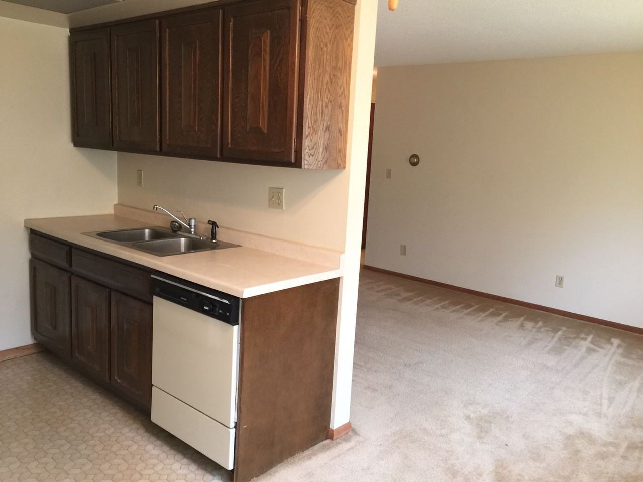 1725 Kenwood Ave - Photo 5 of 15