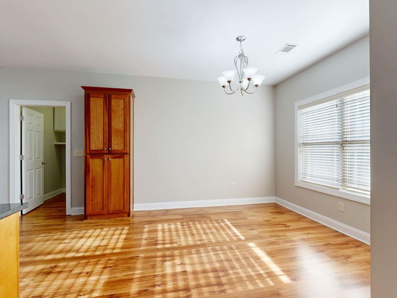 176 Garrett Dr - Photo 5 of 16