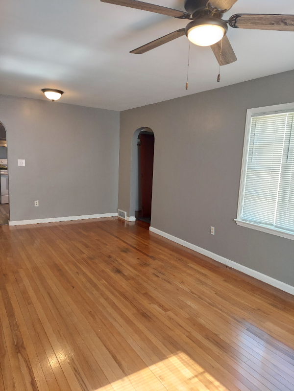 214 S Comstock St - Photo 3 of 17