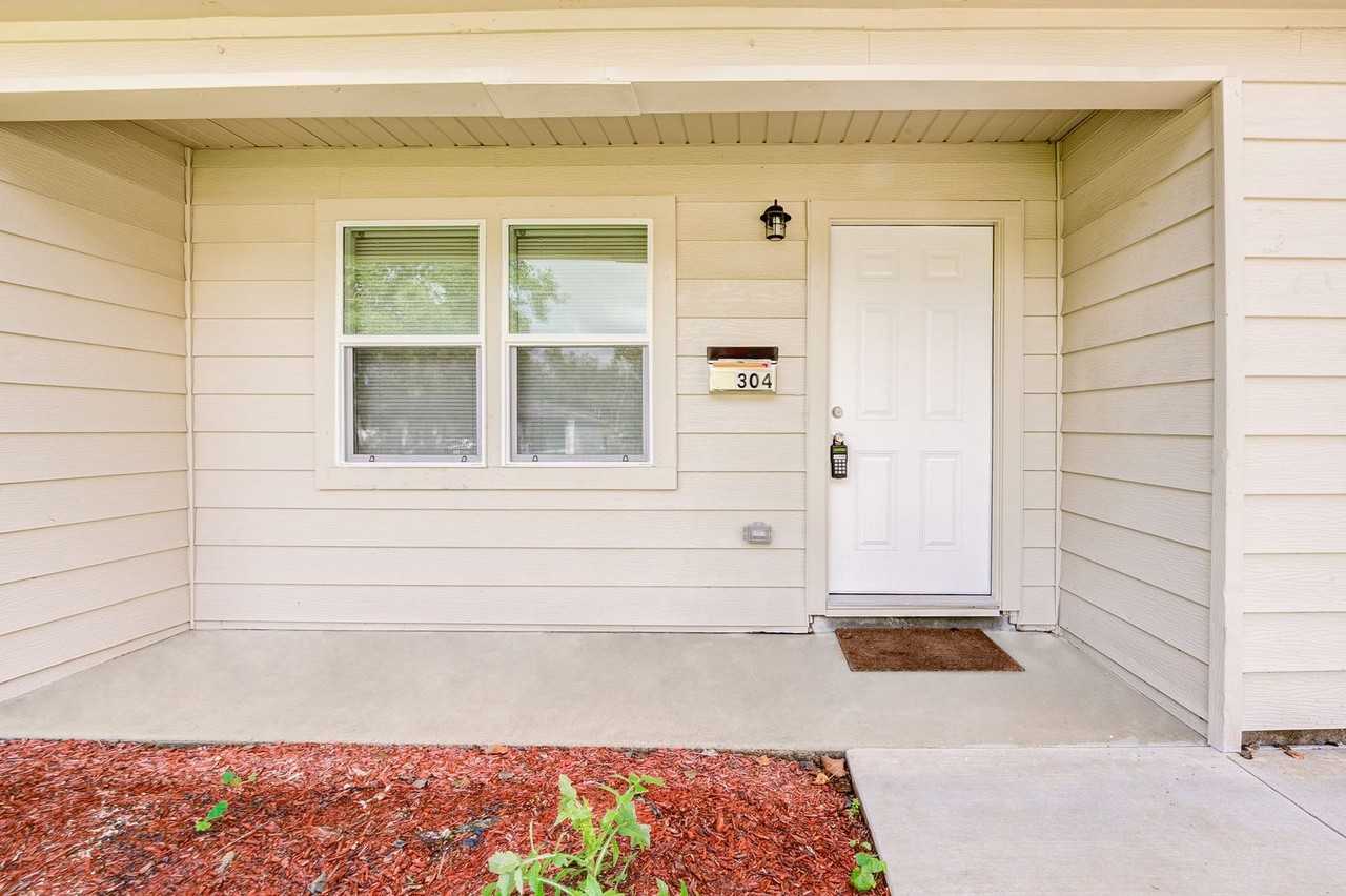 304 E Foley St - Photo 2 of 18