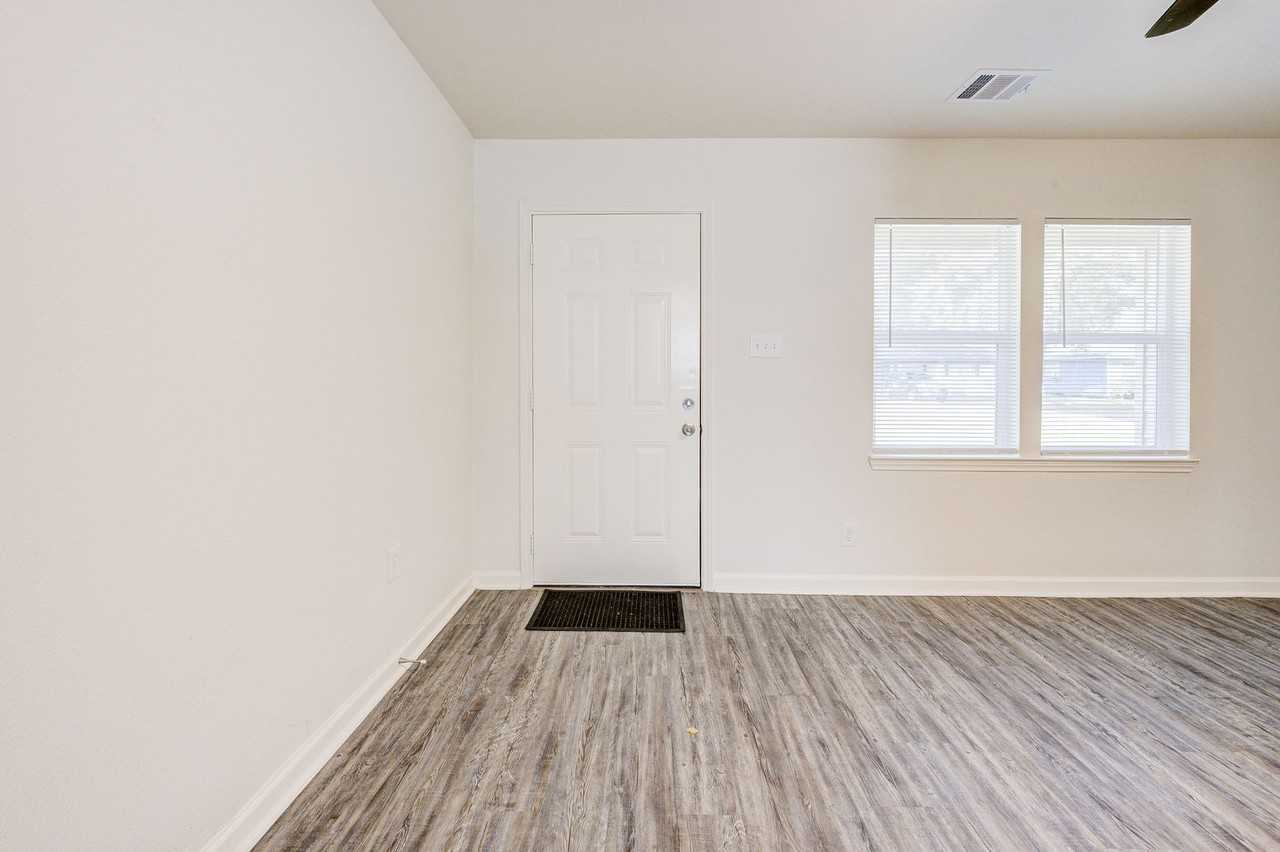 304 E Foley St - Photo 3 of 18