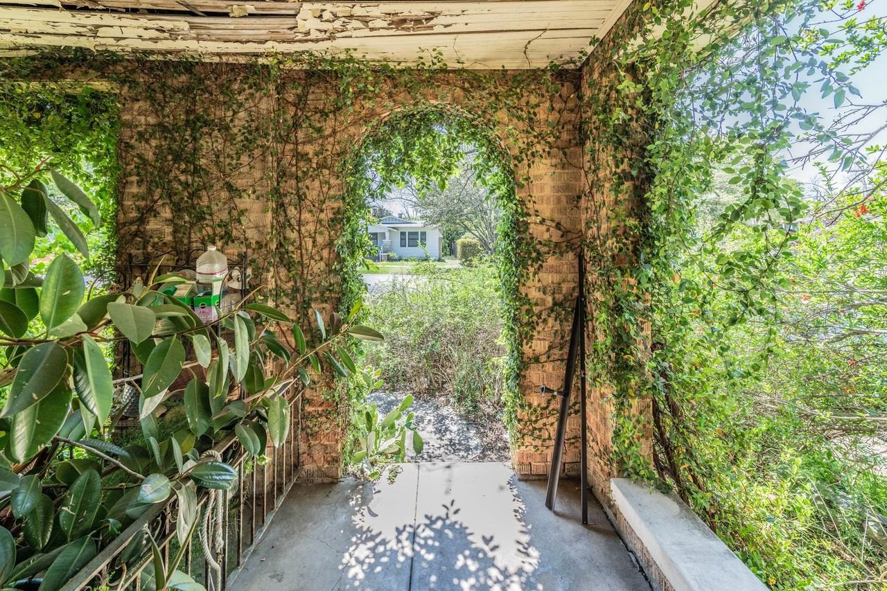 1039 W Magnolia Ave - Photo 2 of 11