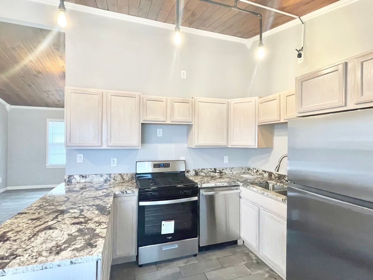 802 N Glenwood Ave - Photo 2 of 14