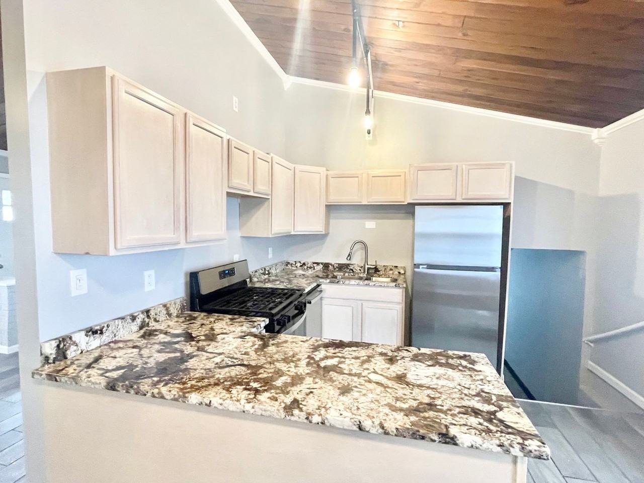 802 N Glenwood Ave - Photo 3 of 14