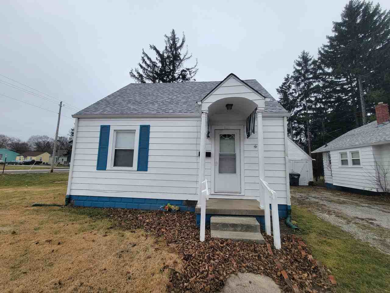 2111 W 8th St - Photo 2 of 10