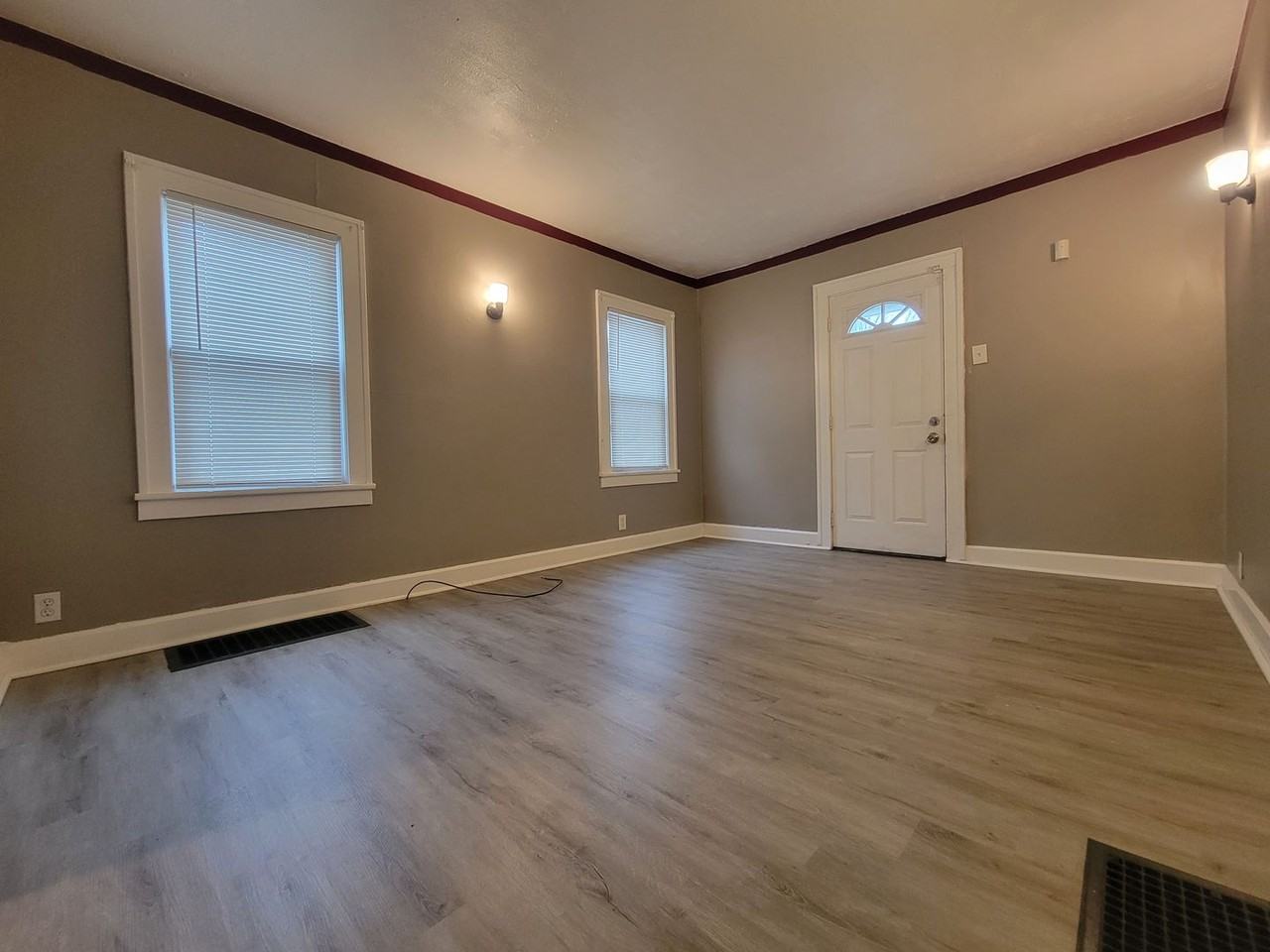 2111 W 8th St - Photo 3 of 10