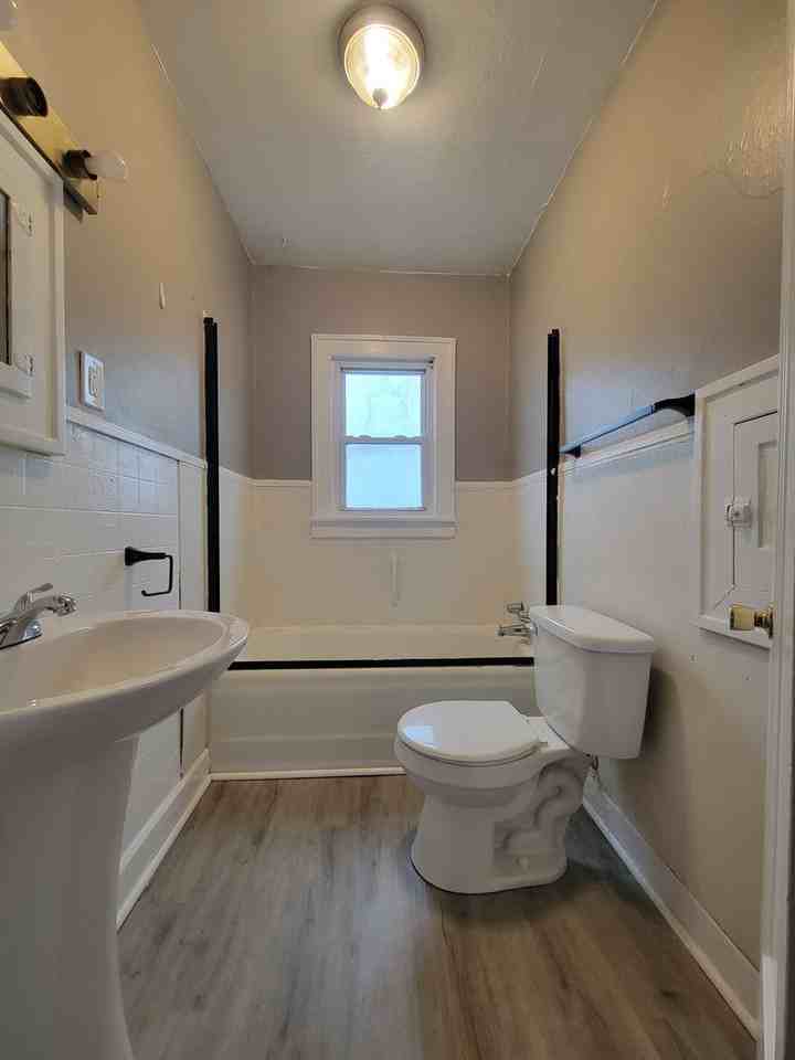 2111 W 8th St - Photo 4 of 10