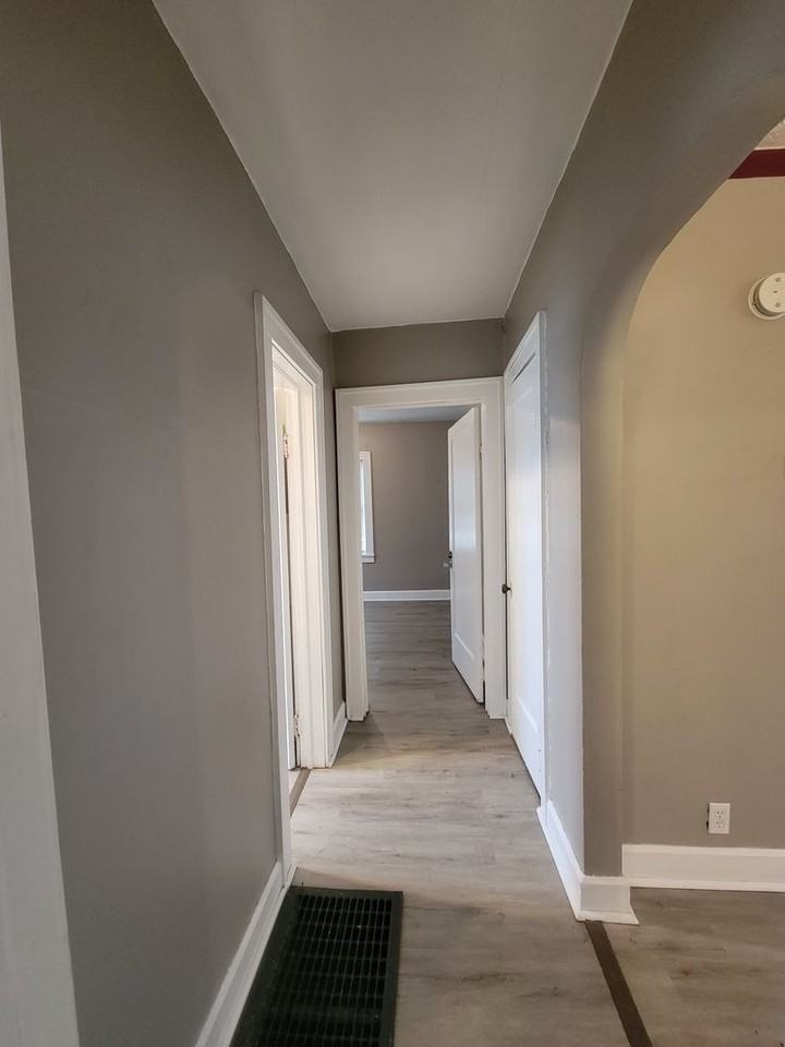 2111 W 8th St - Photo 5 of 10