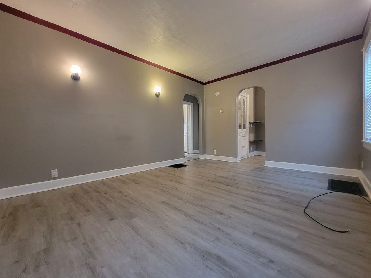 2111 W 8th St - Photo 6 of 10