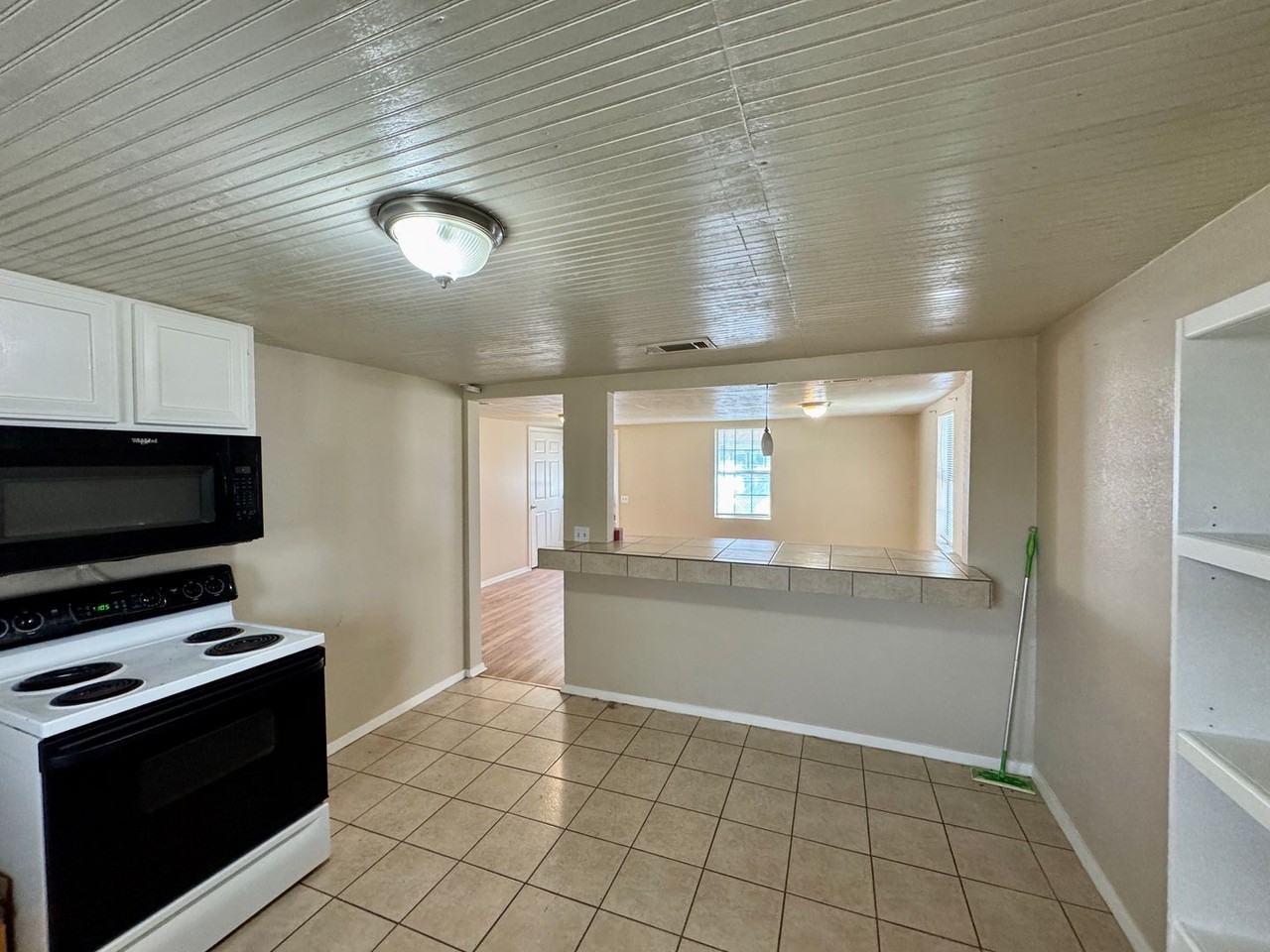 420 S Lillian St - Photo 6 of 16