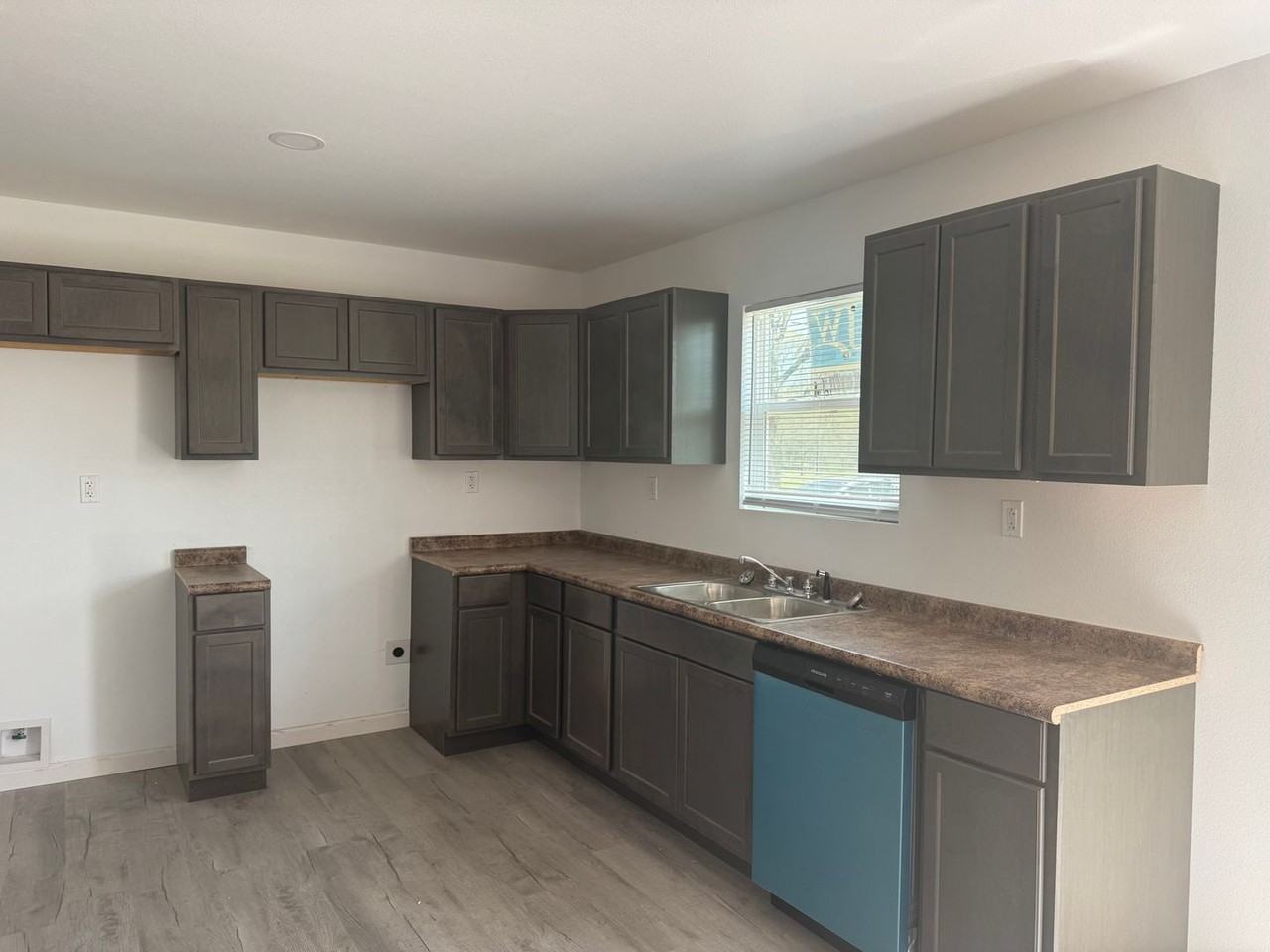 1195 N Lynn St - Photo 2 of 7