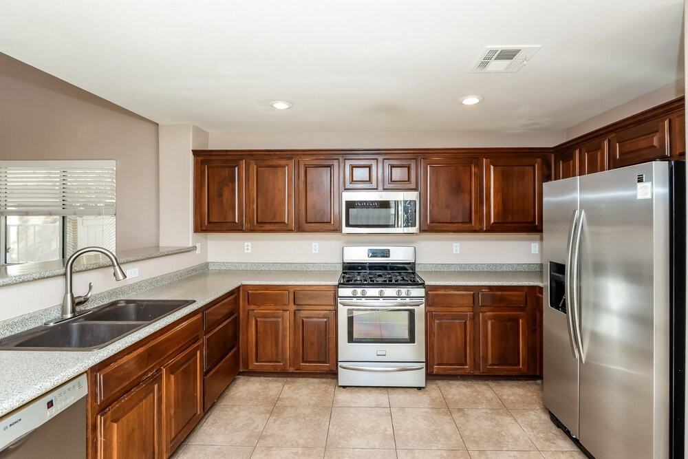 970 Medina De Leon Ave - Photo 7 of 17