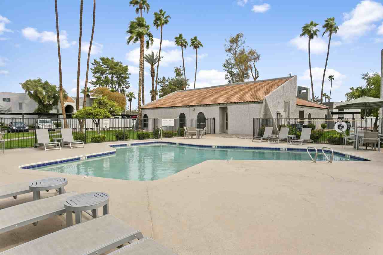 Central on Broadway - Photo 2 of 42