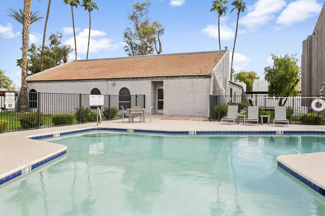 Central on Broadway - Photo 3 of 42