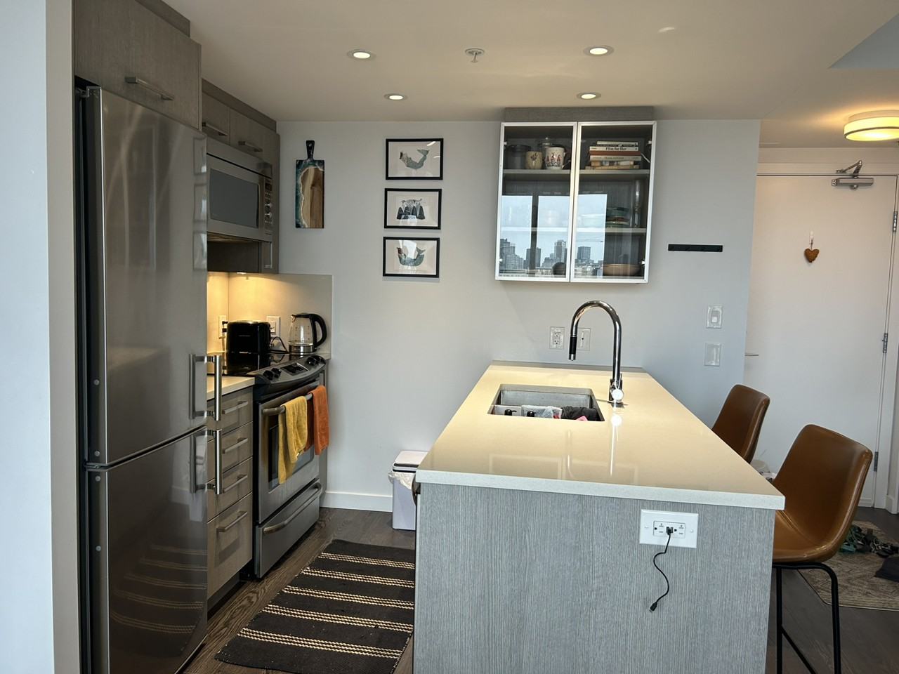 933 E Hastings St - Photo 3 of 10