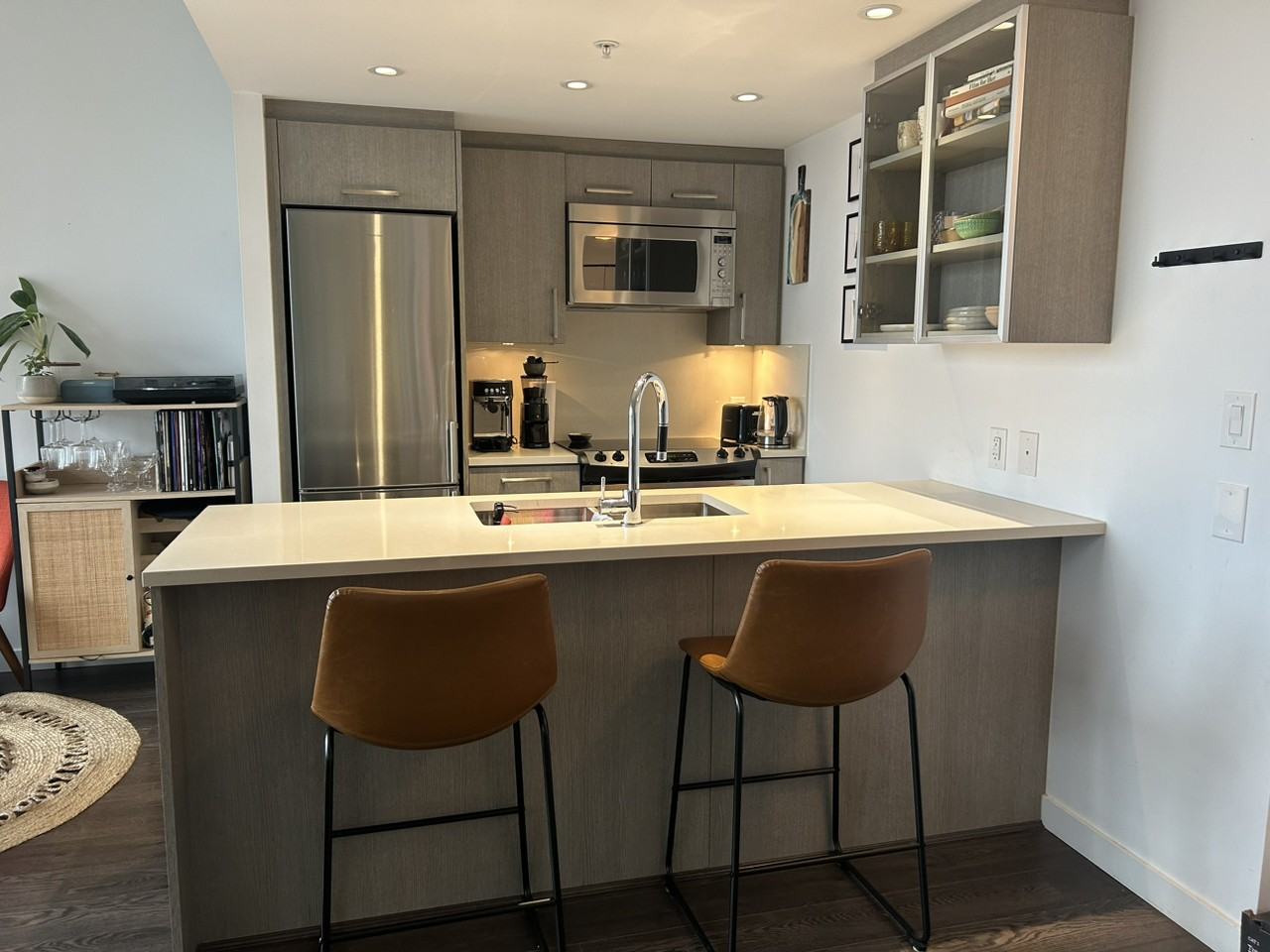 933 E Hastings St - Photo 2 of 10