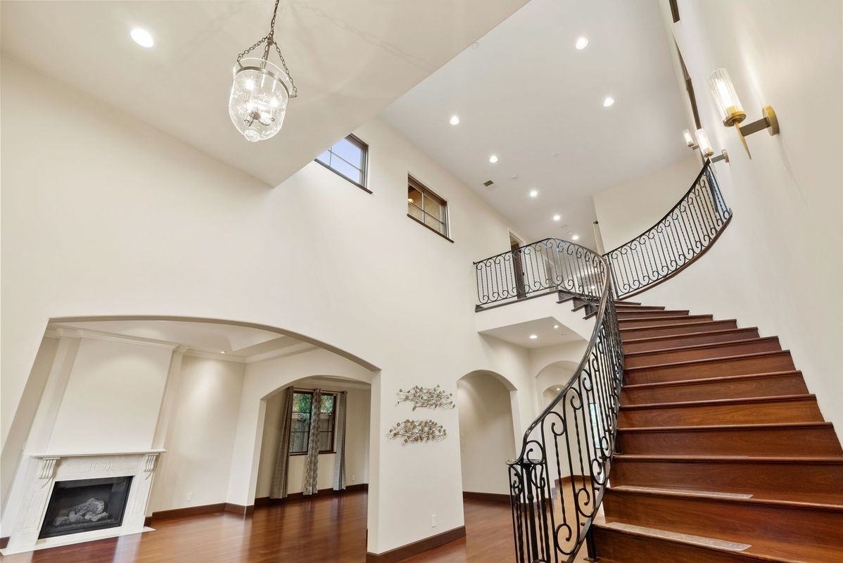 512 Lakeview Way - Photo 2 of 25