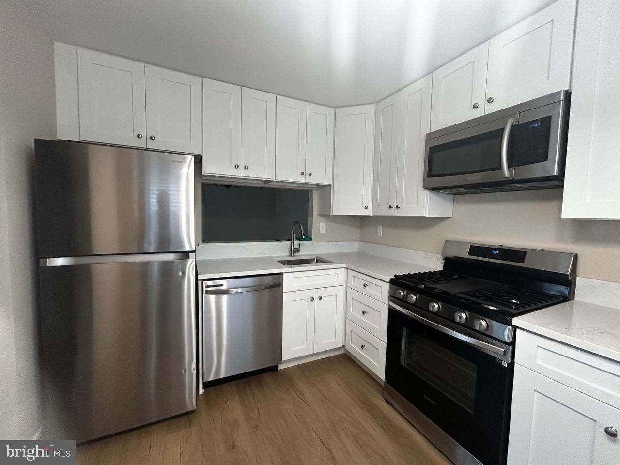 407 Firethorne Ct - Photo 3 of 17