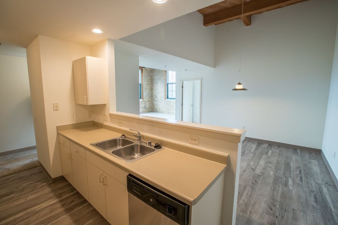 913 N. Spring Street - Photo 4 of 50