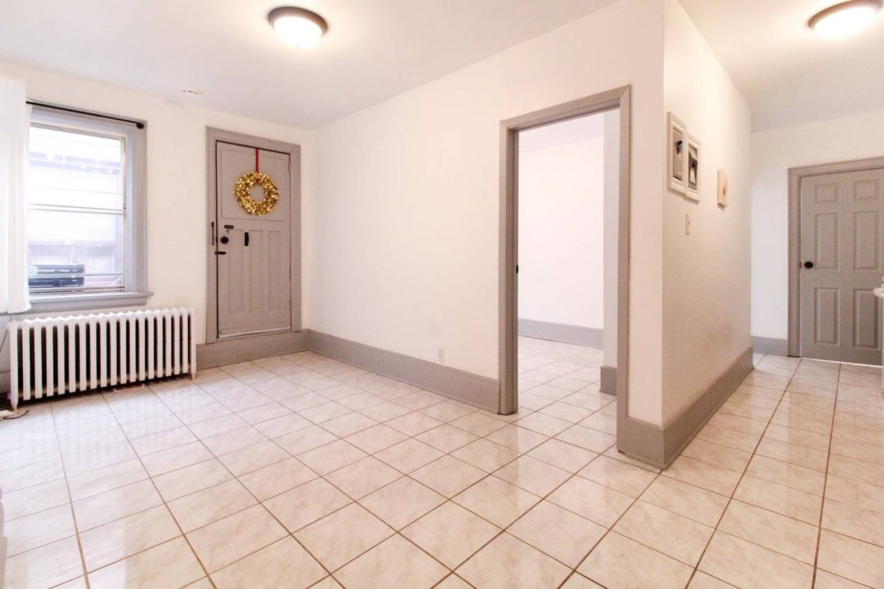 579 College Street - Photo 2 of 8