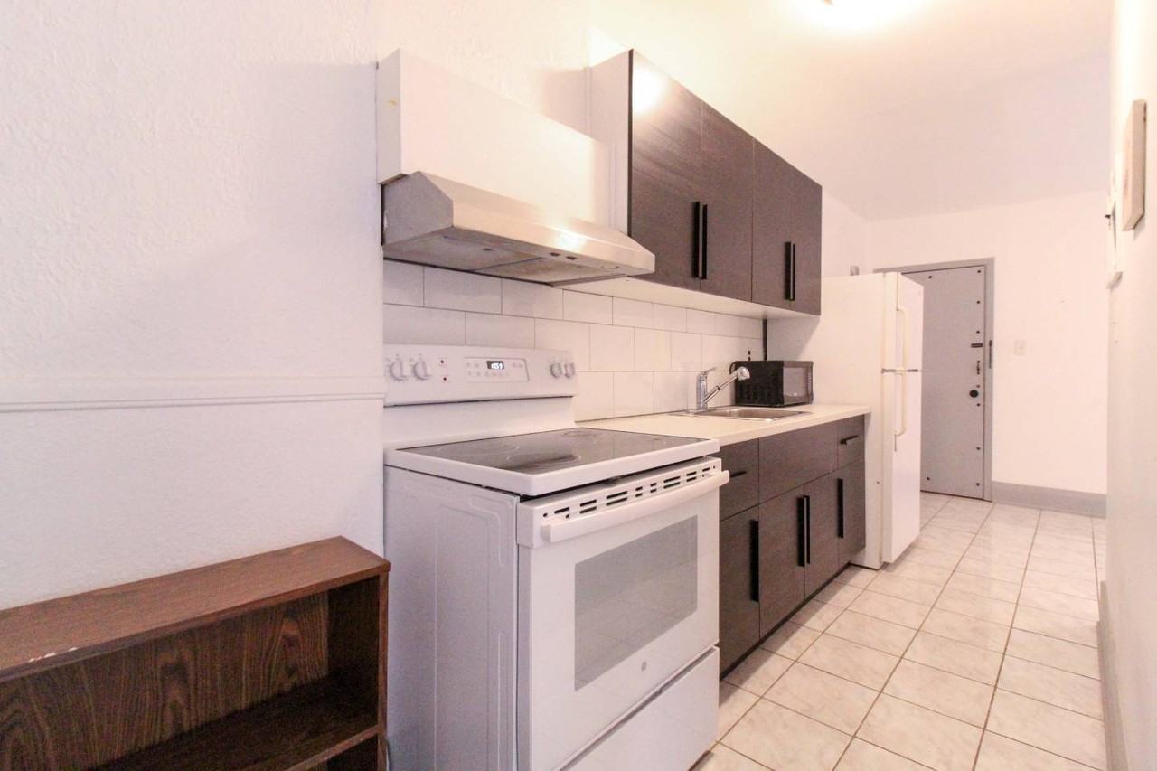 579 College Street - Photo 3 of 8