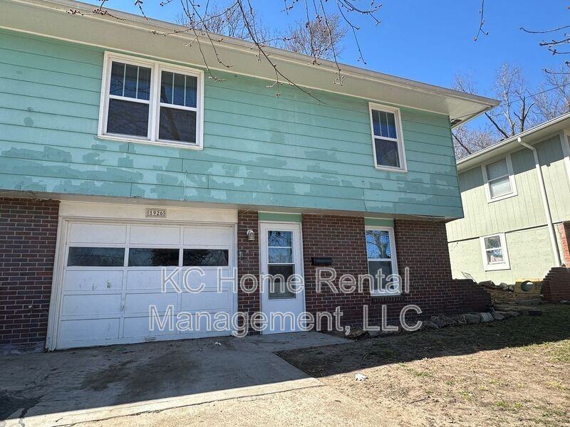 1926 S 14th St - Photo 3 of 33