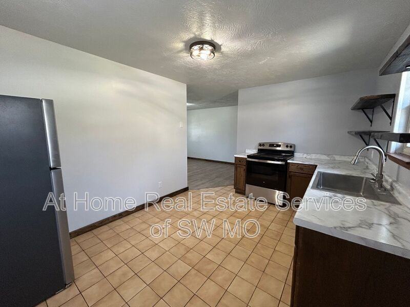 206 Tillman Ave - Photo 2 of 10