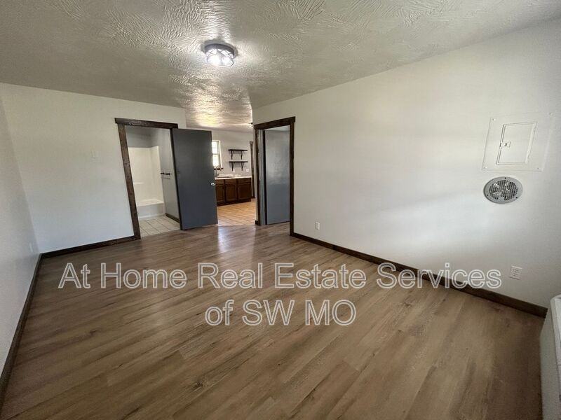 206 Tillman Ave - Photo 4 of 10