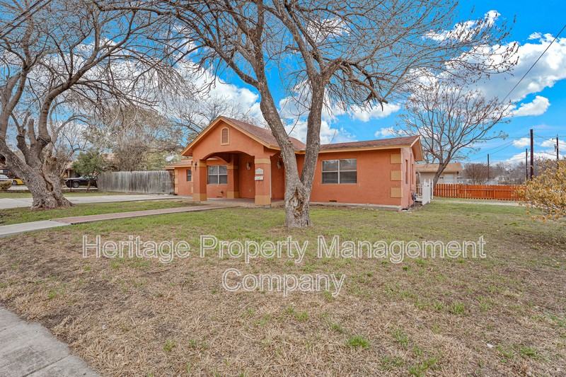 3323 W Woodlawn Ave - Photo 2 of 31
