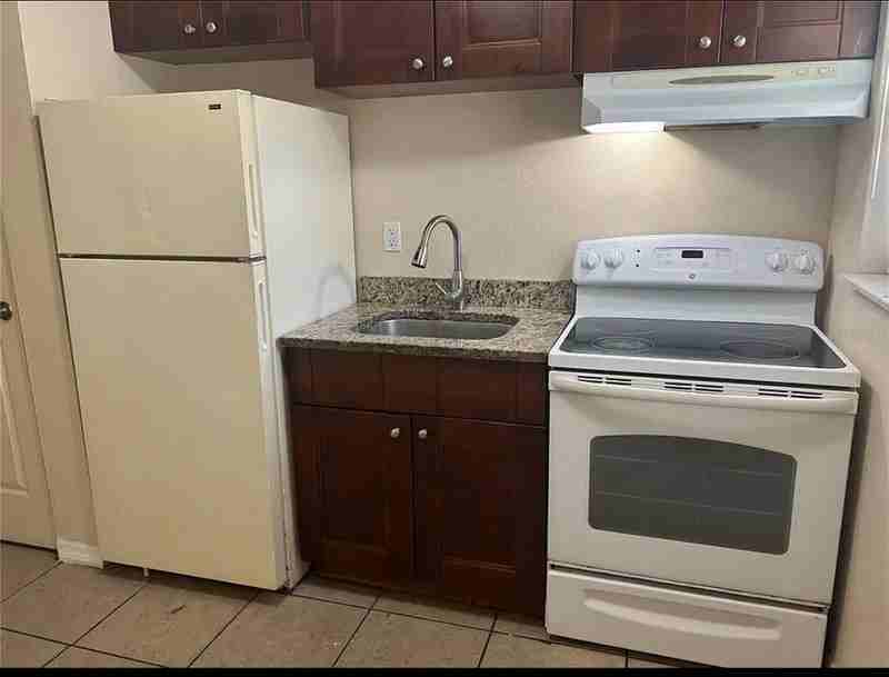 1799 Russell St S - Photo 3 of 8