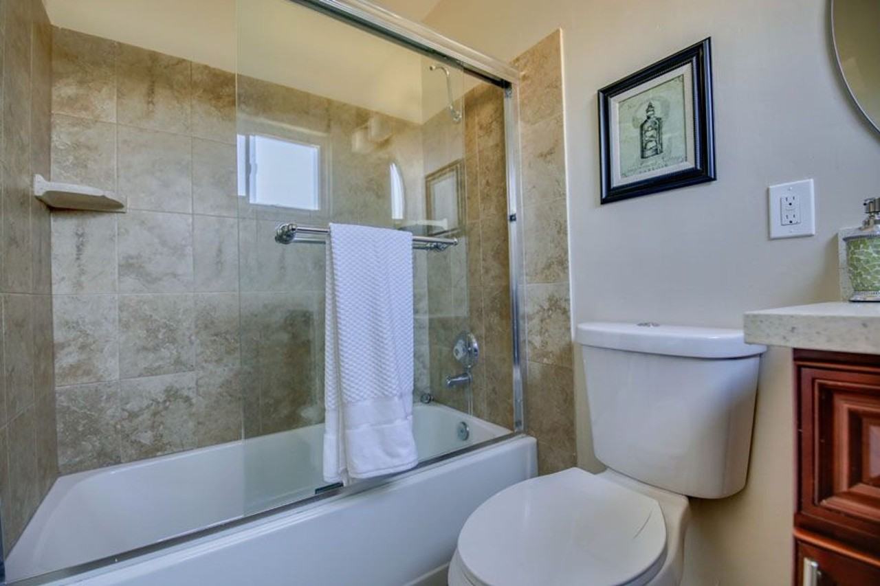 $1775 1 Bedroom - Photo 7 of 8