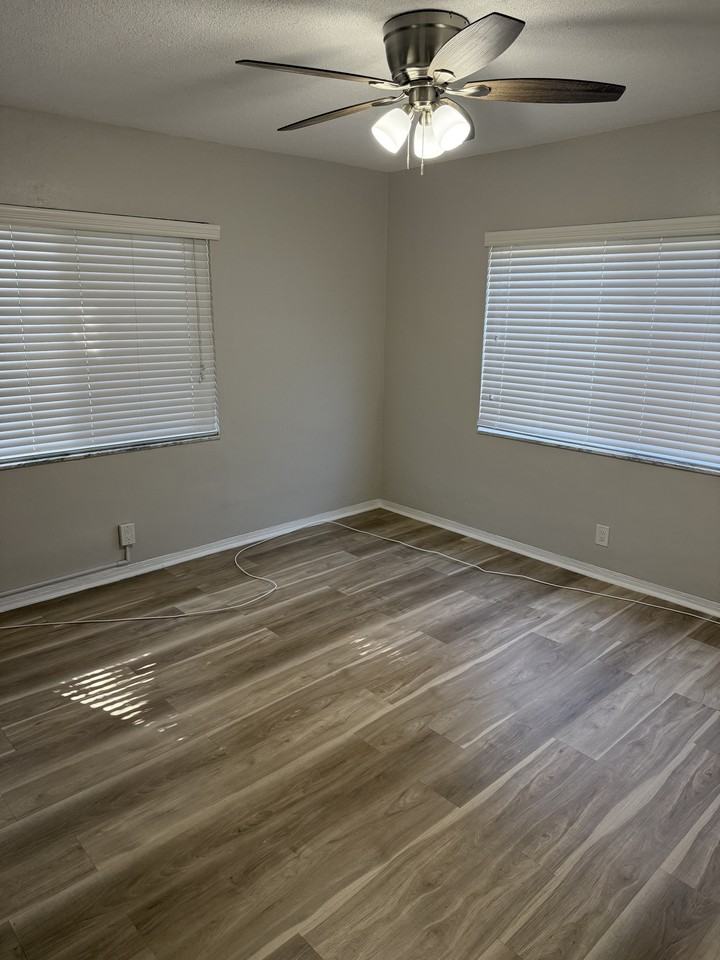 800 NE 14TH PL - Photo 5 of 7