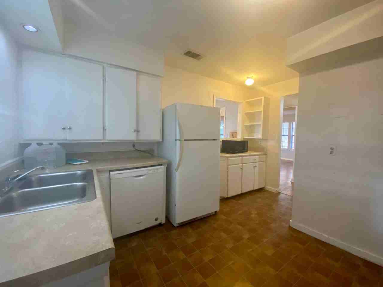 1610 W 10th St - Photo 6 of 26