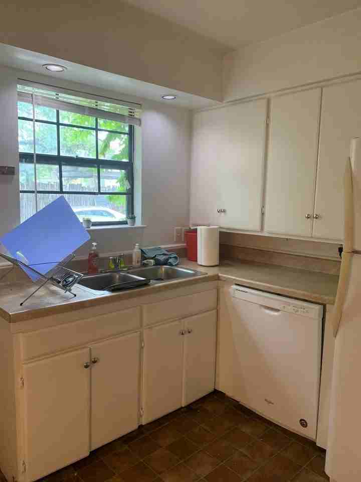 1610 W 10th St - Photo 7 of 26