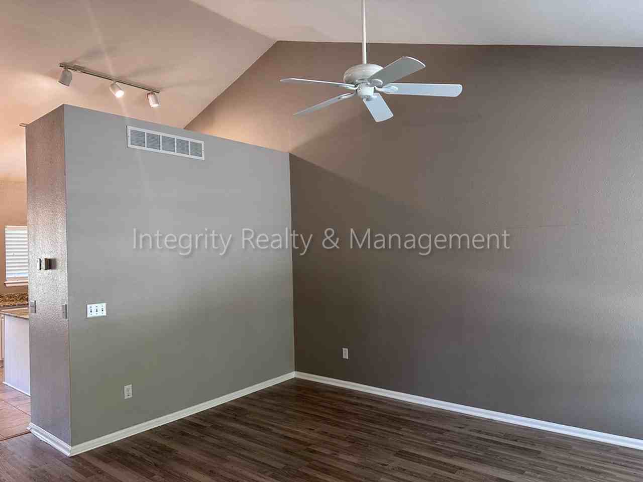 1041 Laurenwood Ln - Photo 4 of 50