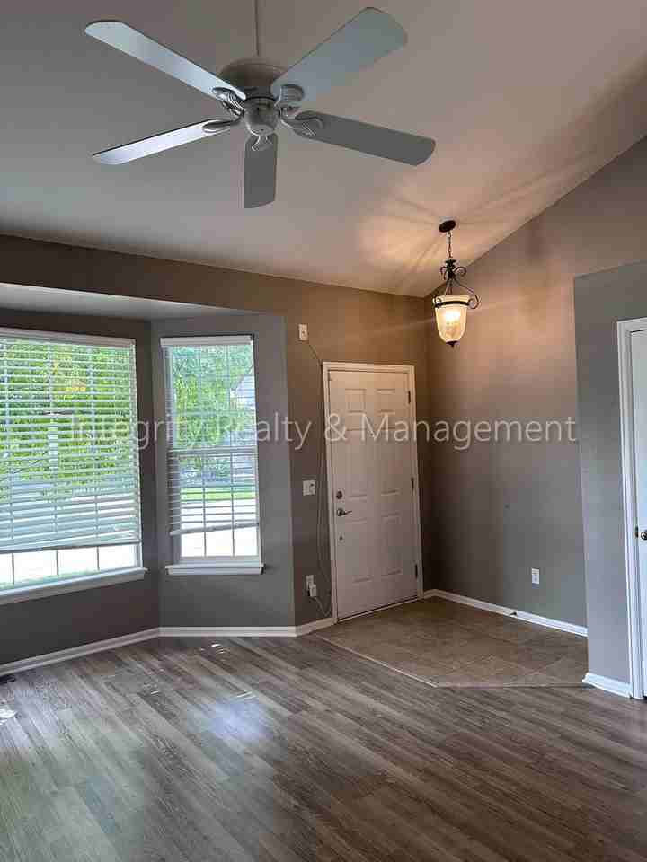 1041 Laurenwood Ln - Photo 5 of 50